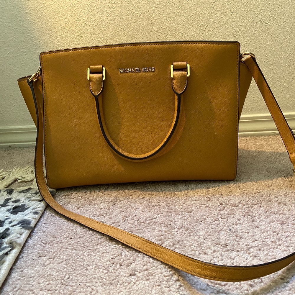 Michael Kors Large Saffiano Selma in Tan